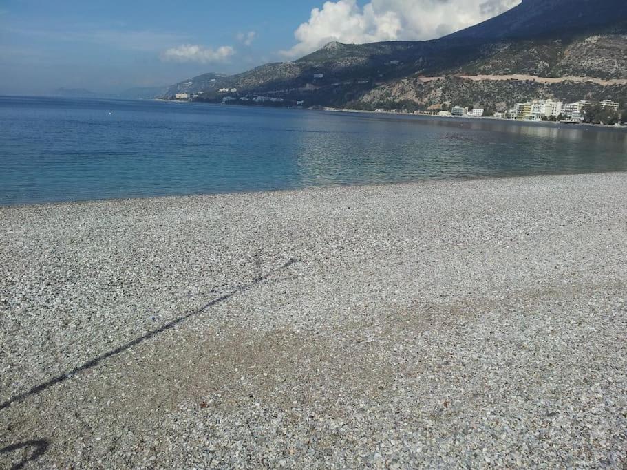 Cozy Seaside Apartment Loutraki Экстерьер фото