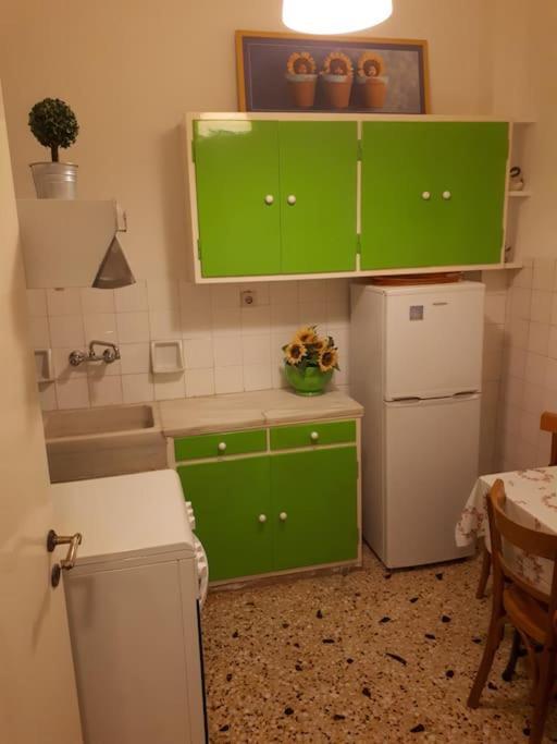 Cozy Seaside Apartment Loutraki Экстерьер фото